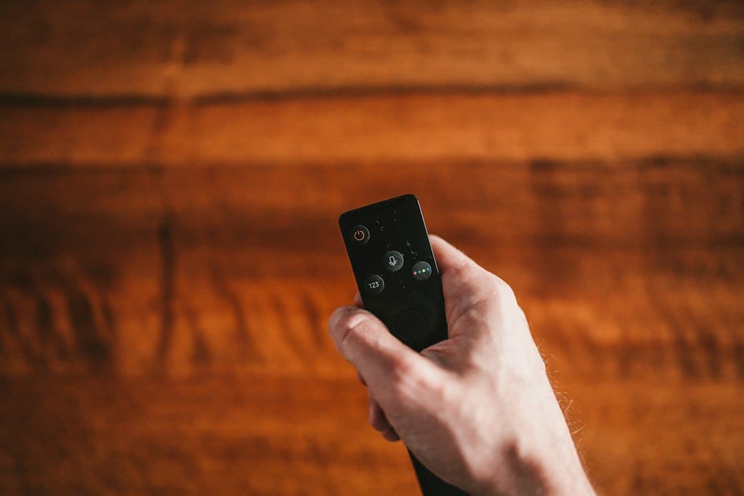 Hand met een afstandsbediening, de beste IPTV-app kiezen voor Nero IPTV