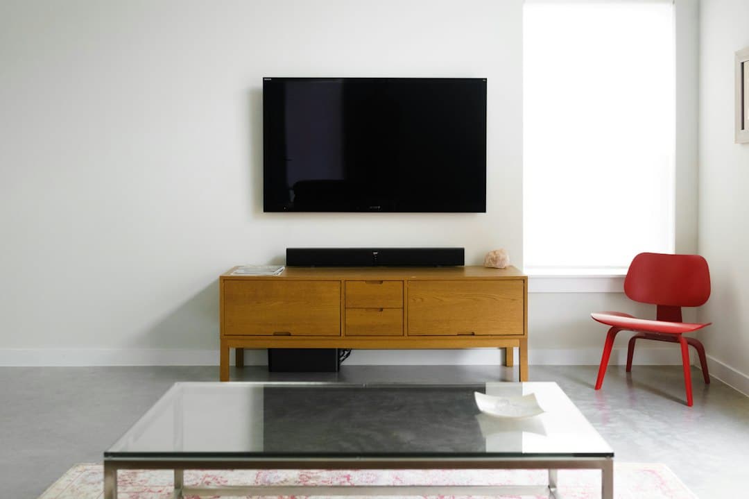 Tv-meubel in een woonkamer met plek voor een IPTV-box, Nero IPTV op een kastje