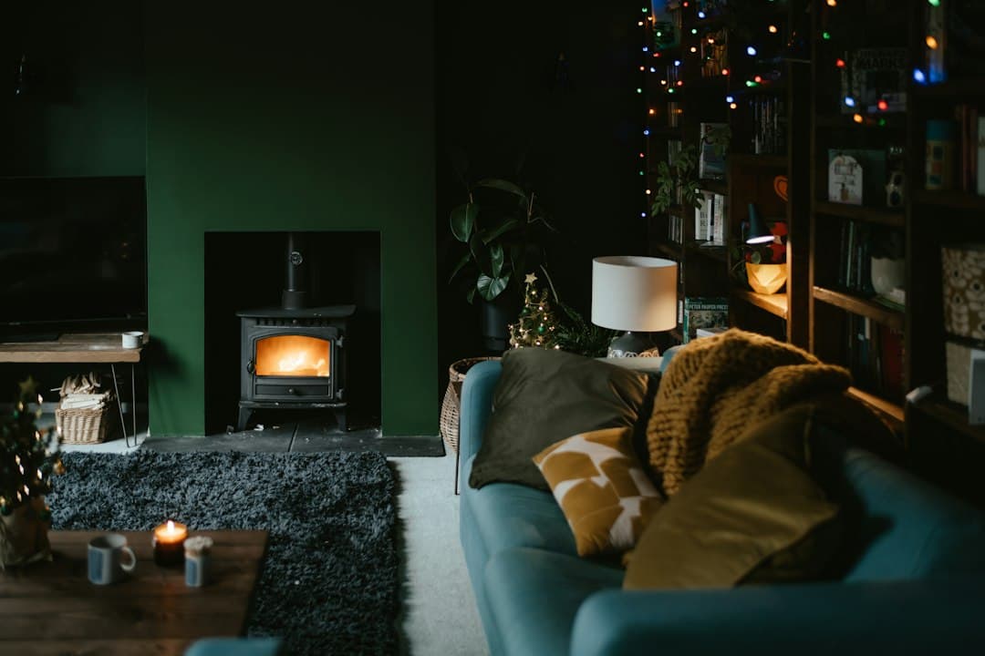 Gezellige woonkamer met een lamp aan in de avond, een gratis test van Nero IPTV
