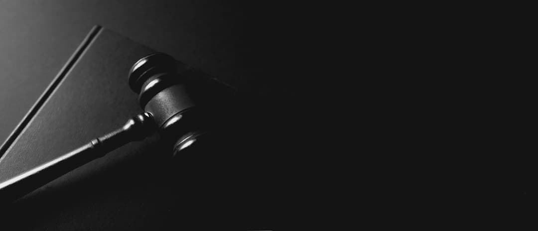 Rechtershamer op een donkere ondergrond, de vraag of Nero IPTV legaal is