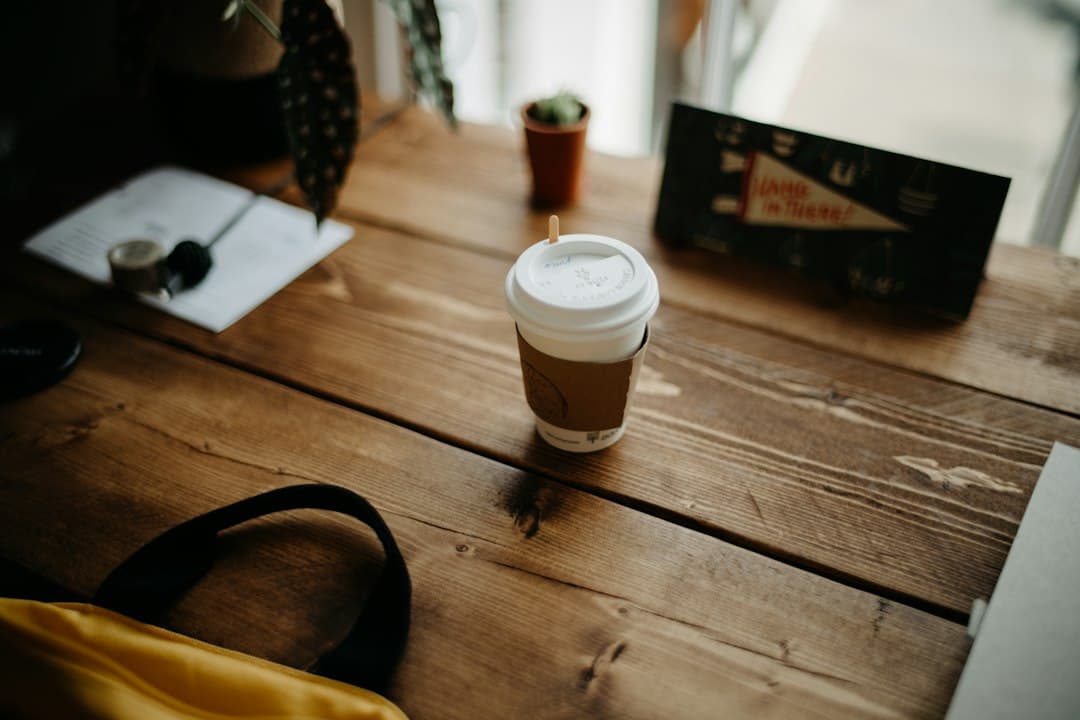 Notitieboek met checklist naast een kop koffie, een Nero IPTV review voorbereiden